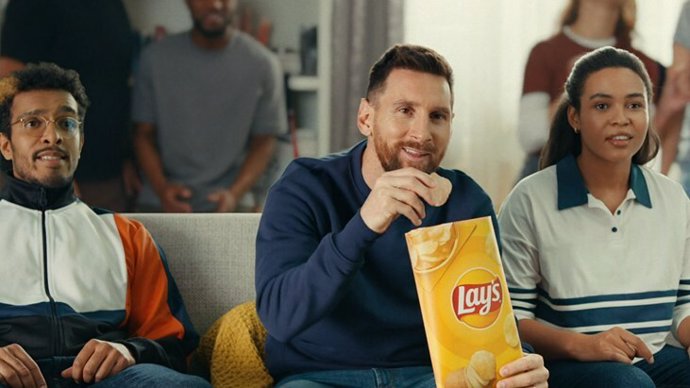 LAYS DEBUTS WORLD PREMIERE OF FUN-FILLED FOOTBALL COMMERCIAL MESSI VISITS STARRING THE G.O.A.T. LEO MESSI