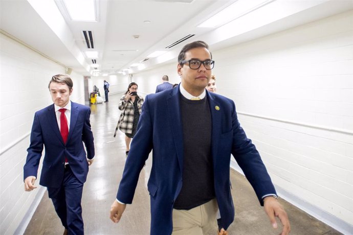 Archivo - El congresista republicano George Santos en los pasillos del Capitolio