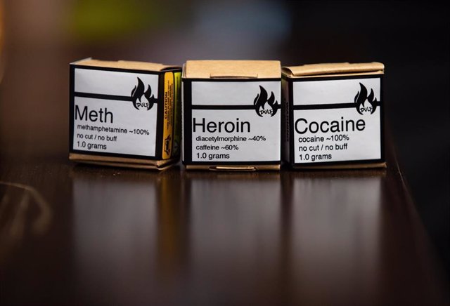 Archivo - Red de Consumidores de Drogas del Área de Vancouver, el Frente de Liberación de Consumidores de Drogas y Moms Stop the Harm reparten metanfetamina, heroína y cocaína entre los consumidores de drogas para conmemorar el Día Internacional de Conc