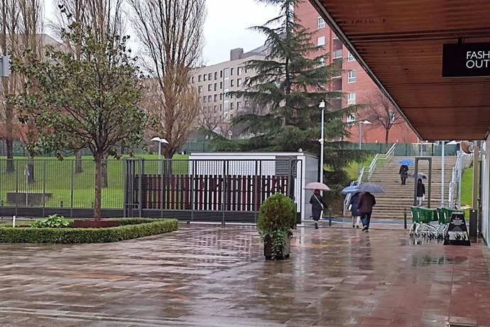 Archivo - Varias personas pasean bajo la lluvia en Barakaldo (Bizkaia)