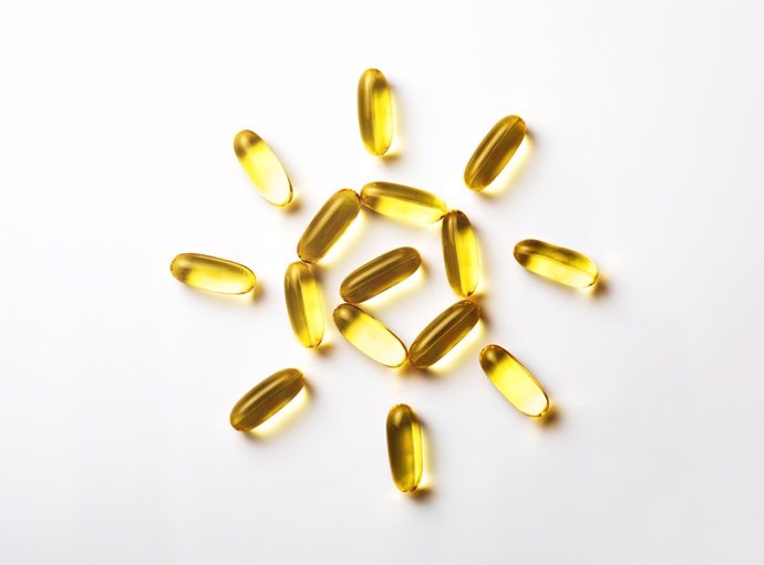 Archivo - Suplementos de vitamina D colocados para formar un sol, la principal fuente de vitamina D para el organismo