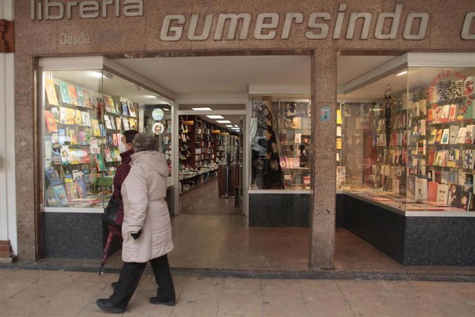 Archivo - Una persona pasa por delante de una librería, en Logroño, La Rioja, (España), a 22 de febrero de 2021. 