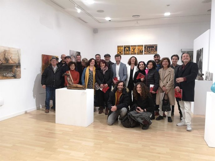 Alumnado de la Escuela de Bellas Artes Eulogio Blasco que expone sus obras en la sala Pintores 10 de Cáceres