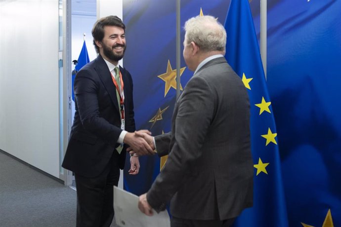 García-Gallardo en su visita a Bruselas, con el comisario de Agricultura.