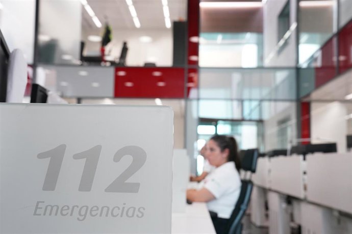 Imagen de recurso de una operadora de sala del servicio de emergencias sanitarias del 112 de Andalucía.