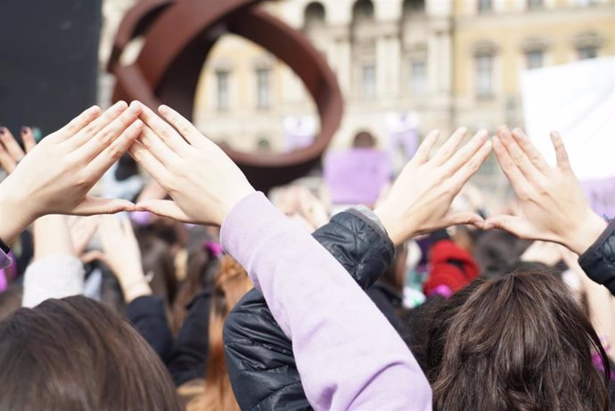 Archivo - Participantes en la manifestación del Día Internacional de la Mujer levantan las manos en Bilbao (Vizcaya/País Vasco/España) a 8 de marzo de 2020.
