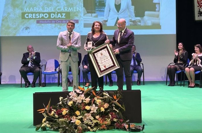 La consejera Carmen Crespo recibe el escudo de oro de Huércal-Overa (Almería).