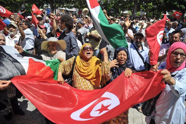 Archivo - Seguidores del Frente de Salvación Nacional durante una protesta contra el presidente de Túnez, Kais Saied