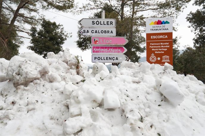 Una carretera nevada, a 2 de marzo de 2023, en Lluc, Mallorca