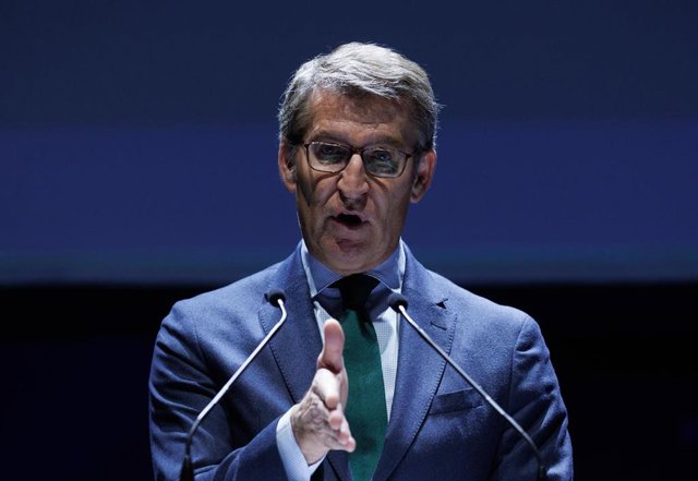 El presidente del Partido Popular, Alberto Núñlez Feijóo, interviene durante la inauguración del XXXI Congreso & Expo de Faconauto, en el Palacio Municipal de Congresos, en Madrid (España).
