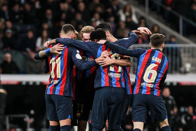Los jugadores del FC Barcelona celebran el gol que les dio el triunfo en la ida del Clásico de las semifinales de la Copa del Rey en el Santiago Bernabéu.