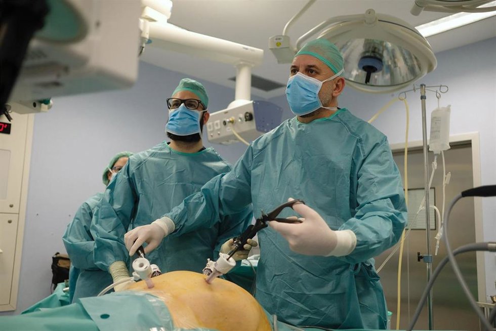 Archivo - El jefe de la Unidad de Cirugía Laparoscópica Avanzada del Hospital Quirónsalud Zaragoza, Jorge Solano, durante una intervención.