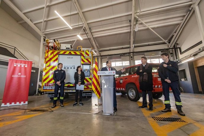 Imagen del conseller de Interior de la Generalitat, Joan Ignasi Elena, durante la inauguración del nuevo parque de Bombers de Solsona (Lleida) reformado