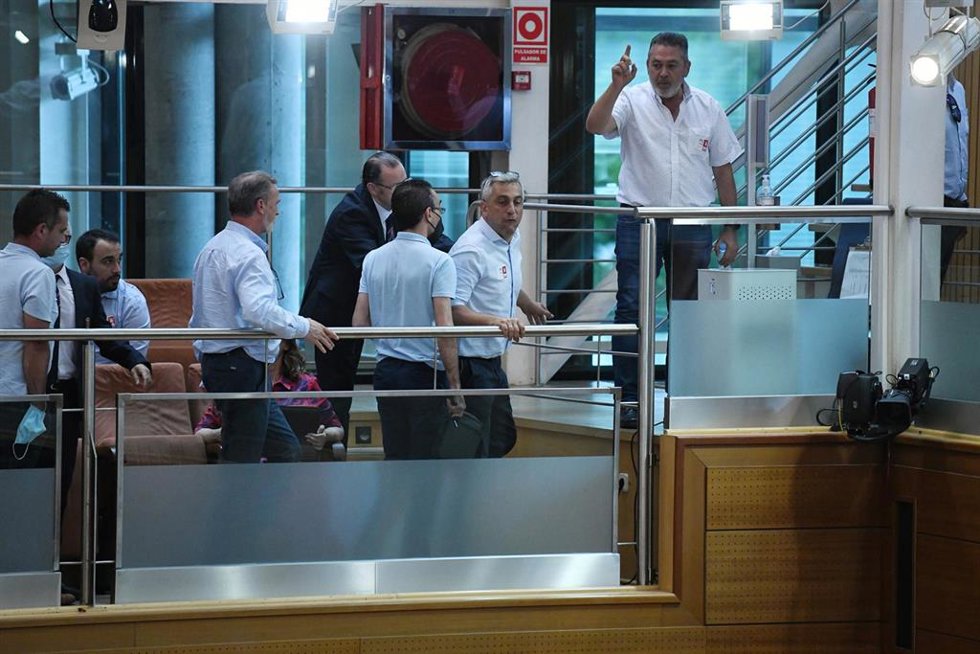 Archivo - Imagen de archivo del presidente de la Federación del Taxi de Madrid, Julio Sanz García (d); y sus compañeros protestando en contra la nueva Ley de Transportes en la Asamblea de Madrid aprobada en junio.