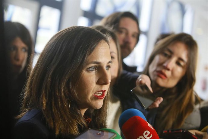 La ministra de Derechos Sociales y Agenda 2030, Ione Belarra, atiende a los medios de comunicación.