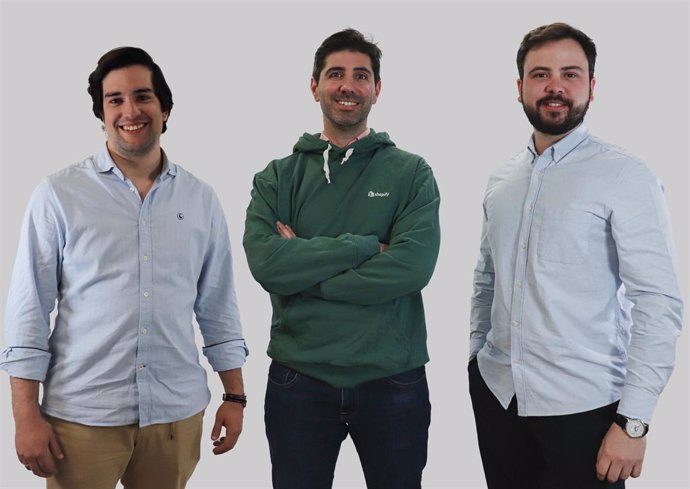 El socio de Auren, Pablo Martín, el director general de Shopify en España, Gonzalo Torres; y el socio de Auren, Carlos Calvo