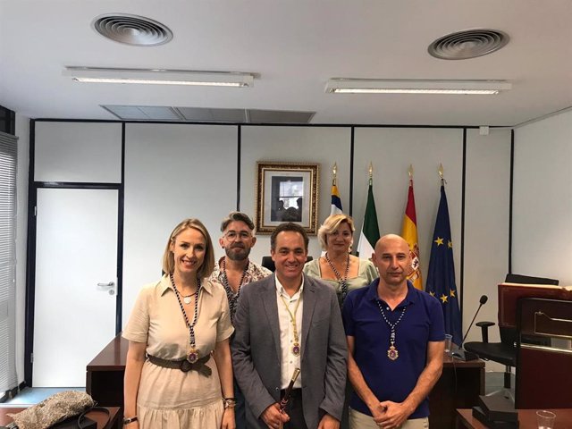 Archivo - El alcalde de Valencina, Antonio Suárez, con su equipo de gobierno