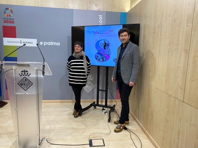 El regidor de Justicia Social, Feminismo y LGTBI+, Alberto Jarabo, y la directora general del área, Meritxell Esquirol.