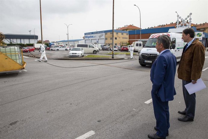 Archivo - El presidente de Cantabria, Miguel Ángel Revilla, y el consejero de Obras Públicas, José Luis Gochicoa
