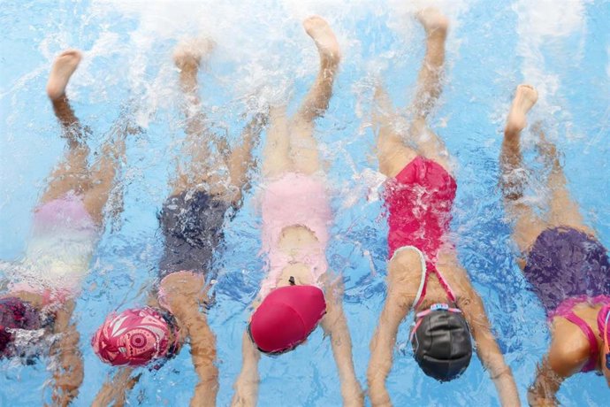 Archivo - Escolares participantes en el programa de natación del Ayuntamiento de Mairena.