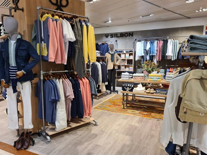 Se trata de un espacio ubicado en la tercera planta de este centro comercial, en la sección 'Joven él', en donde se ubican las últimas tendencias juveniles masculinas.