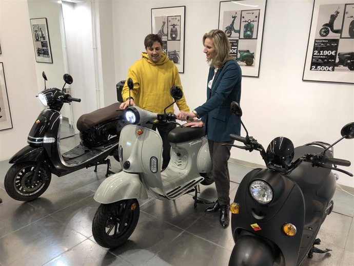 Paloma Martín visita el concesionario de Velca en Madrid.