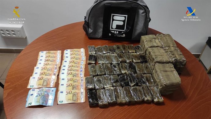 Droga y dinero incautado por la Guardia Civil