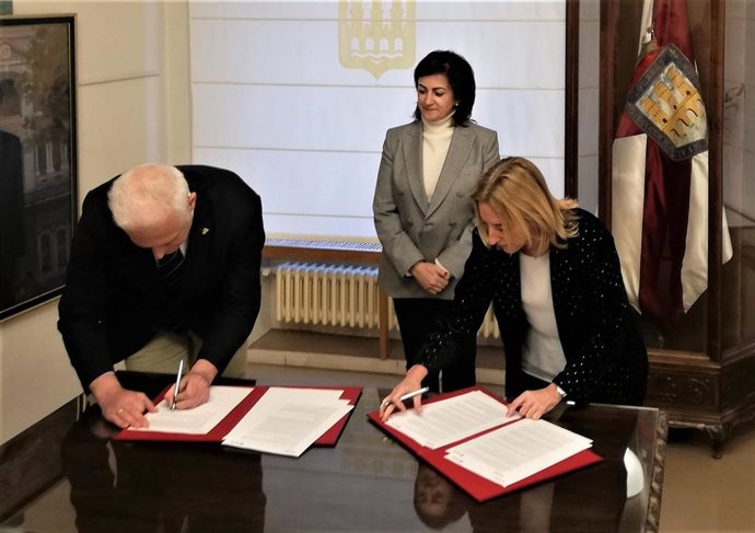 Andreu, Hermoso de Mendoza y Somalo, en la firma del convenio para el consultorio de Los Lirios