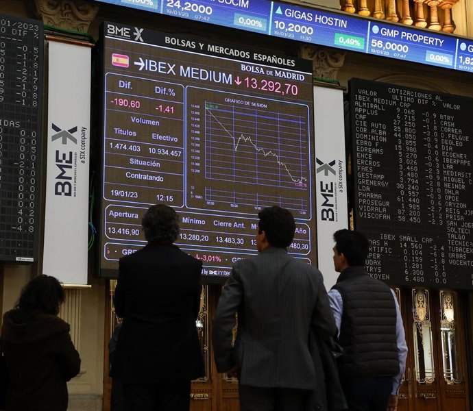 Archivo - Un panel del Ibex 35 en el Palacio de la Bolsa, a 19 de enero de 2023, en Madrid (España). El Ibex 35 cotizaba en la media sesión con una caída del 1,44% y todos sus valores en rojo, lo que le llevaba a situarse en los 8.804,8 enteros, en una 