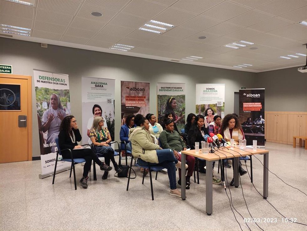 Imagen del acto público de Alboan con defensoras de la naturaleza y de los Derechos Humanos procedentes de la región amazónica.