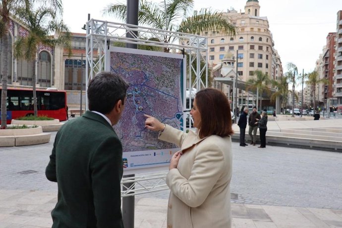 Carlos Mazón y María José Catalá observan la propuesta de L10 del PP