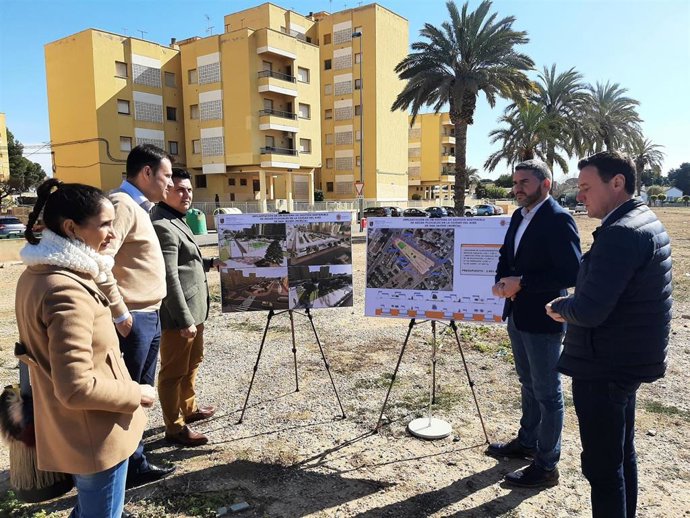 El consejero de Agua, Agricultura, Ganadería y Pesca, Antonio Luengo, y el alcalde de San Javier, José Miguel Luengo, durante su visita a la parcela donde se dispondrá un sistema de drenaje urbano sostenible para la gestión de las aguas pluviales