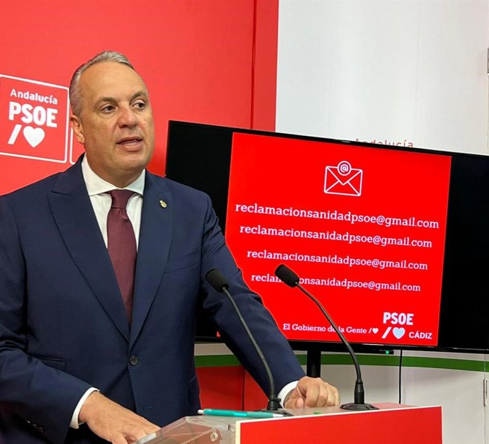 Archivo - El secretario general del PSOE de Cádiz, Juan Carlos Ruiz Boix, en rueda de prensa