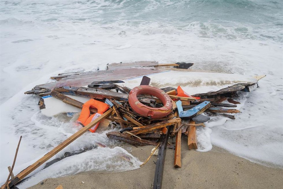 Restos de una embarcación tras naufragar frente a las costas de la región de Calabria (Italia)