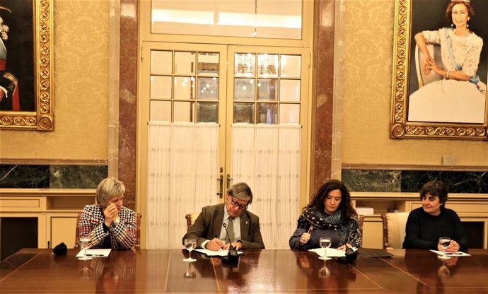 El presidente del Parlament, Vicen Thomas; la vicerrectora de Proyección Cultura y Universidad Abierta, Magdalena Brotons; la vicerrectora de Estudiantes, Carmen Touza; y la letrada oficial mayor del Parlament, Esperanza Munar, firmando el convenio.