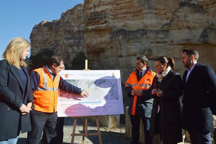 El consejero de Fomento e Infraestructuras, José Ramón Díez de Revenga, junto a la alcaldesa de Fortuna, Catalina Herrero, durante la presentación de las obras de mejora de la carretera que une Fortuna con la pedanía de La Garapacha (RM-A17), enmarcadas