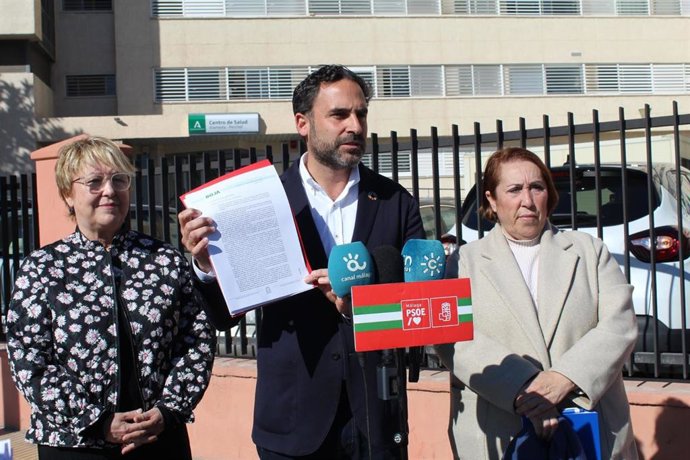 El secretario general del PSOE de Málaga, Daniel Pérez, en rueda de prensa