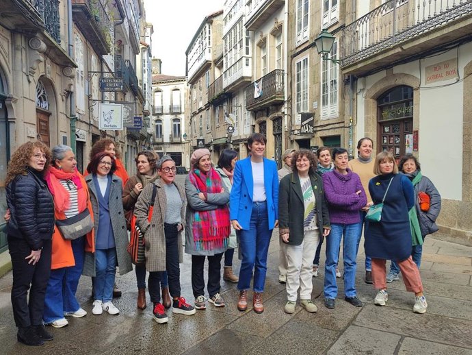 La portavoz nacional del BNG, Ana Pontón, y la candidata a la Alcaldía de Santiago, Goretti Sanmartín, se reúnen con mujeres autónomas de la capital gallega