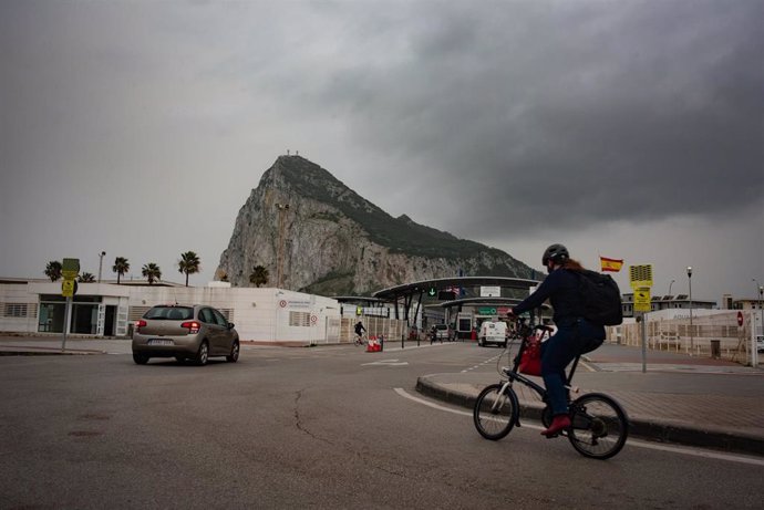 Archivo - Verja de entrada con Gibraltar a fondo.