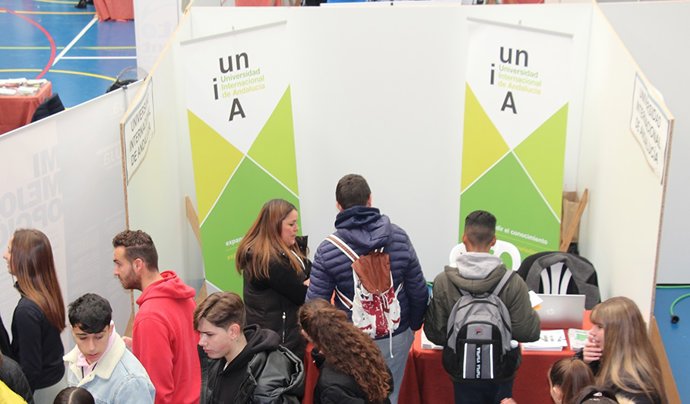 Estand de la UNIA en el Salón del Estudiante de Marmolejo