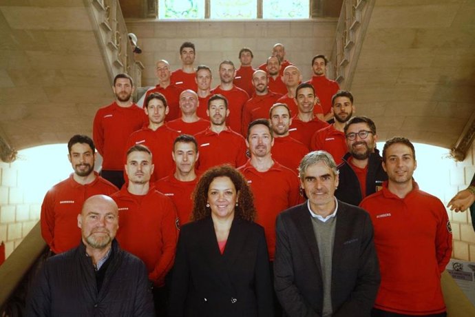 La presidenta del Consell de Mallorca, Catalina Cladera, junto a los 32 nuevos bomberos-conductores.