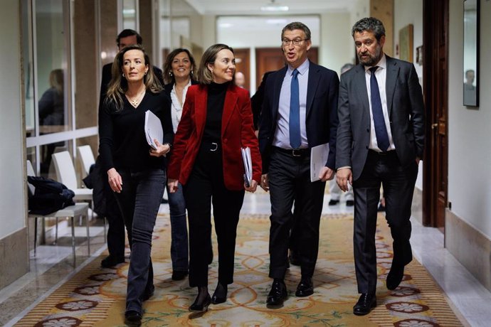 La portavoz del PP en el Congreso, Cuca Gamarra; el presidente del PP, Alberto Núñez Feijóo y el diputado del PP Jaime de Olano, a su llegada a las Jornadas en Defensa del Sistema Alimentario Español. En el Congreso, 3 de marzo de 2023, en Madrid.