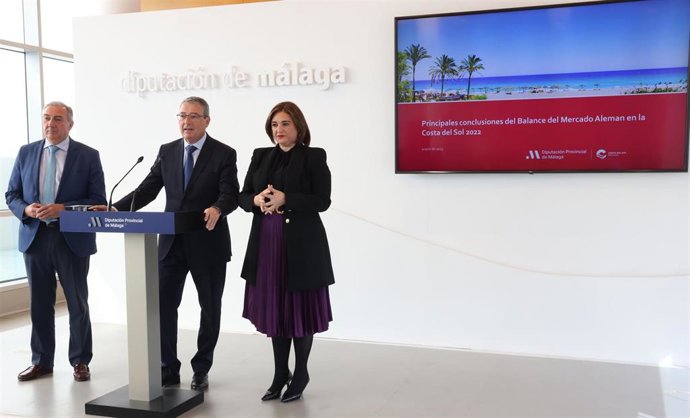 El presidente de la Diputación de Málaga y de Turismo Costa del Sol, Francisco Salado, junto a la consejera delegada de la empresa de promoción del destino, Margarita del Cid, y el director de la misma, Antonio Díaz.