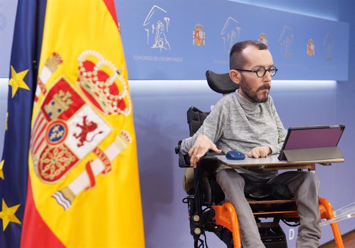El portavoz de Unidas Podemos en el Congreso, Pablo Echenique, durante una rueda de prensa posterior a la reunión de la Junta de Portavoces, en el Congreso de los Diputados, a 14 de febrero de 2023, en Madrid (España).