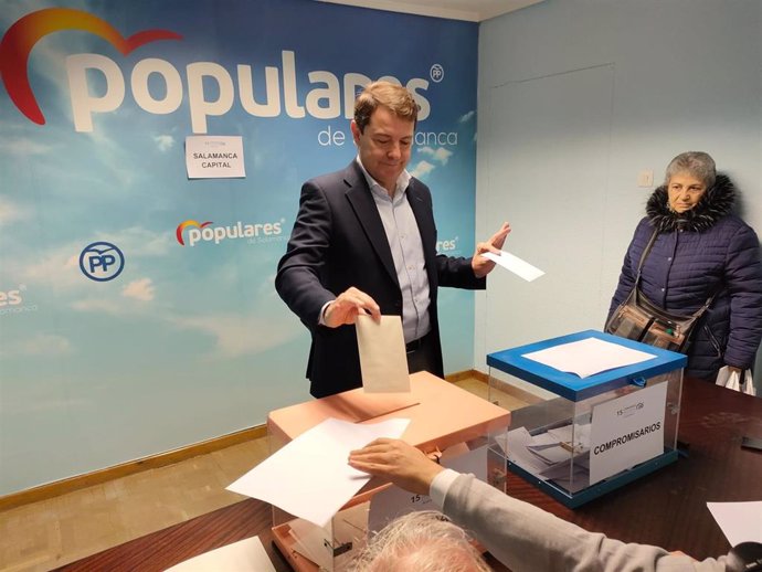 Mañueco vota para elegir al que seráel candidato a presidir el PP de Salamanca.