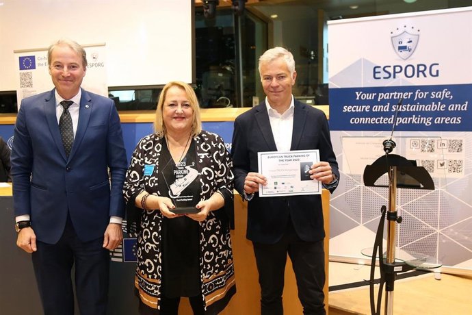 Entrega del reconocimeinto a mowiz Truck Astigarraga como el mejor parking de camiones de Europa 2023