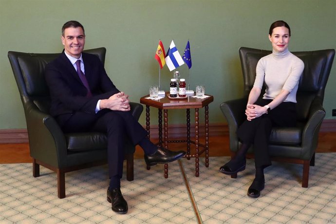 El presidente del Gobierno, Pedro Sánchez, y la primera ministra de Finlandia, Sanna Marin, reunidos en Helskinsi