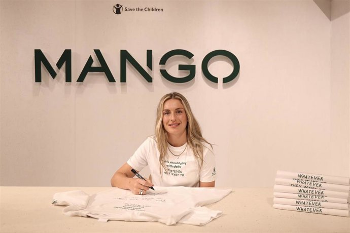 Alexia Putellas firma camisetas solidarias en la tienda de Mango de Passeig de Grcia en Barcelona