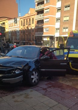 Una mujer herida tras colisionar su vehículo con una ambulancia en servicio en Valladolid