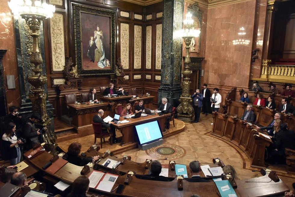 La alcaldesa de Barcelona, Ada Colau, interviene durante una sesión plenaria en el Ayuntamiento de Barcelona, a 24 de febrero de 2023, en Barcelona, Catalunya (España). El Gobierno de Barcelona recibe hoy reprobaciones de ERC, Junts y PP que buscarán "c